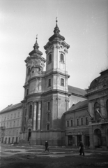 Magyarország, Eger, Dobó István (Kossuth) tér, a Minorita templom, mellette jobbra a Városi Tanács (Önkormányzat)., 1954, Hámori Gyula, templom, barokk-stílus, katolikus, Ferences rend, rokokó stílus, Fortepan #108563