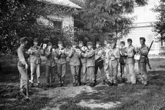 Slovakia, Košice, 1943, Mészöly Leonóra, jesting, military band, soldier, chevron, Fortepan #10857