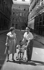 Magyarország, Budapest VI., Weiner Leó (Horn Ede) utca a Jókai utca felé nézve., 1953, Hámori Gyula, csoportkép, utcakép, tricikli, Budapest, matróz ruha, család, Fortepan #108592