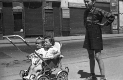 Magyarország, Budapest VII., Wesselényi utca - Rumbach Sebestyén utca sarok. A felvétel a Dohány utcai zsinagóga előtt készült., 1954, Hámori Gyula, kantárosnadrág, babakocsi, gyerekek, szandál, Budapest, Fortepan #108599