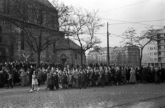 Magyarország, Budapest XIII., Lehel (Élmunkás) tér, körmenet az Árpád-házi Szent Margit-templomnál a Lehel utcáról a Bulcsú utca felé nézve., 1954, Hámori Gyula, Budapest, körmenet, sínpálya, Fortepan #108605