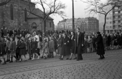 Magyarország, Budapest VI.,Budapest XIII., Lehel (Élmunkás) tér, körmenet az Árpád-házi Szent Margit-templomnál a Lehel utcáról a Bulcsú utca felé nézve., 1954, Hámori Gyula, Budapest, körmenet, sínpálya, Fortepan #108606