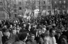 Magyarország, Budapest VI.,Budapest XIII., Szent Margit (Élmunkás) tér, körmenet az Árpád-házi Szent Margit-templomnál, háttérben a Lehel utca első házai., 1954, Hámori Gyula, Budapest, tömeg, körmenet, Fortepan #108608