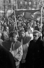 Magyarország, Budapest VI.,Budapest XIII., Szent Margit (Élmunkás) tér, körmenet az Árpád-házi Szent Margit-templomnál, háttérben a Lehel utca első házai., 1954, Hámori Gyula, Budapest, körmenet, Fortepan #108609