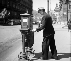 Magyarország, Budapest V., Ferenciek tere (Apponyi tér)., 1951, UVATERV, utcabútor, buszmegálló, postaláda, postás, Budapest, Fortepan #10867