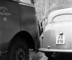 Magyarország, Budapest V., Vörösmarty tér, karambol a Haas palota előtt., 1957, UVATERV, autóbusz, csehszlovák gyártmány, magyar gyártmány, baleset, Skoda-márka, Ikarus-márka, automobil, Skoda 1101/1102 Tudor, rendszám, Ikarus 30, Fővárosi Autóbusz üzem, Budapest, Fortepan #10872