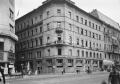 Magyarország, Budapest VII., Rákóczi út - Klauzál utca sarok, balra a Minőség Állami Áruház (később Lottó Áruház), jobbra a Rákóczi út 38-40., az árkádosítás kezdetekor., 1952, UVATERV, cégtábla, Budapest, Fortepan #10884