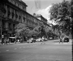 Magyarország, Budapest VI., Andrássy út (Népköztársaság útja) a Nagymező utcától az Oktogon felé., 1957, UVATERV, közlekedés, német gyártmány, szovjet gyártmány, GAZ-márka, járókelő, utcakép, életkép, gyalogátkelő, Wartburg-márka, automobil, GAZ M20 Pobjeda, Wartburg 311/312, Budapest, Fortepan #10892