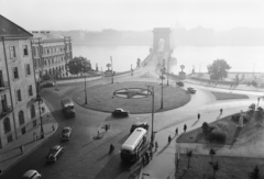 Magyarország, Budapest I., Clark Ádám tér és a Széchenyi Lánchíd., 1954, UVATERV, autóbusz, csehszlovák gyártmány, Tatra-márka, vörös csillag, automobil, Duna, Pontiac-márka, köd, MÁVAG N26, Budapest, függőhíd, William Tierney Clark-terv, Fortepan #10900