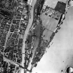 Magyarország, Budapest III., légifotó, Óbuda és az Óbudai-sziget. Lenn a Hajógyári-öbölnél az épülő Árpád híd első, szerkezetkész szakasza. Ennek folytatásában balra a Flórián tér, ide torkollik a Vörösvári út és a Szentendrei út. Balra fenn a Bogdáni út felett a Filatorigát vasútállomás látszik. A felvétel 1944. április 14-én készült., 1944, Magyar Királyi Honvéd Légierő, légi felvétel, Budapest, Fortepan #109026