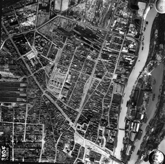 Magyarország, Budapest III., légifotó, Óbuda és az Óbudai-sziget. Lenn a Hajógyári-öbölnél az épülő Árpád híd első, szerkezetkész szakasza. Ennek folytatásában balra a Flórián tér, ide torkollik a Vörösvári út és a Szentendrei út. Fenn középen a Hévízi úti sporttelep, ettől jobbra a Bogdáni út felett a Filatorigát vasútállomás látszik. A felvétel 1944. április 14-én készült., 1944, Magyar Királyi Honvéd Légierő, légi felvétel, Budapest, Fortepan #109028