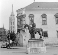 Hungary, Budapest I., Úri utca, Hadik András lovasszobra (ifj. Vastagh György, 1937.), háttérben a Szentháromság utca sarkán a régi budai Városháza épülete, balra a Mátyás-templom., 1966, Gyöngyi, church, street view, lamp post, gas lamp, automobile, scaffolding, number plate, horse sculpture, cornerhouse, Budapest, András Hadik-portrayal, Fortepan #10918