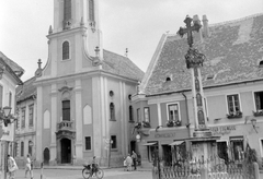 Magyarország, Szentendre, Fő (Marx) tér, balra a Blagovesztenszka görögkeleti templom, előtérben a Szerb (kalmár) kereszt., 1967, Gyöngyi, kerékpár, Fortepan #10920