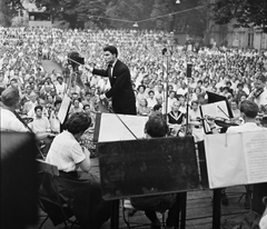 Magyarország, Budapest V., Károlyi kert, koncert. A karmester Roberto Benzi., 1958, Bauer Sándor, zenekar, közönség, hegedű, koncert, kotta, kottatartó, karmester, Budapest, szabadtéri színpad, Fortepan #109306