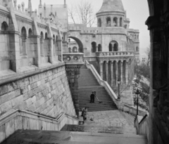 Magyarország, Halászbástya,budai Vár, Budapest I., Schulek lépcső., 1959, Bauer Sándor, műemlék, épített örökség, Schulek Frigyes-terv, neoromán építészet, takarítás, Budapest, lépcsősor, világörökség, Fortepan #109309