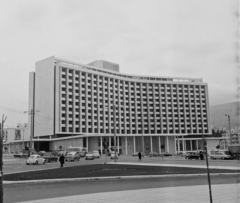 Görögország, Athén, Vaszilisszisz Szofiasz sugárút, Hilton Hotel., 1964, Bauer Sándor, szálloda, Volkswagen-márka, Volkswagen Bogár, modern építészet, Emmanuel Vourekas-terv, Prokopis Vasileiadis-terv, Anthony Georgiades-terv, Spyro Staikos-terv, Yiannis Moralis-terv, Fortepan #109335