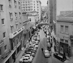 Görögország, Athén, Christu Lada utca a Karytsi tér felől a Sztadiu utca felé nézve. A felvétel a Mousouri Színház épületéből készült., 1964, Bauer Sándor, Volkswagen-márka, Volkswagen Bogár, Fortepan #109336