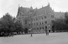 Magyarország, Kecskemét, Kossuth tér, Városháza., 1955, Gyöngyi, szekér, lovaskocsi, útjelző tábla, szecesszió, Lechner Ödön-terv, középület, Art Nouveau, Pártos Gyula-terv, Fortepan #10935