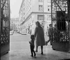 Ausztria, Bécs, Stephansplatz, kilátás a Stephansdom / Szent István-székesegyház főkapujából. Szemben a Jasomirgottstrasse., 1963, Bauer Sándor, utcakép, Volkswagen-márka, Volkswagen Bogár, kovácsoltvas kapu, Volkswagen Transporter 1, Fortepan #109364