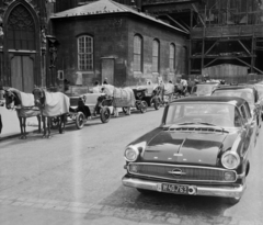 Ausztria, Bécs, Stephansplatz, Stephansdom / Szent István-székesegyház oldalbejárata (Virgilkapelle)., 1963, Bauer Sándor, Opel-márka, utcakép, fiáker, rendszám, Opel Kapitän, lópokróc, Fortepan #109365