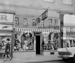 Ausztria, Bécs, Meidlinger Hauptstrasse 55., Elfo Modewaren., 1963, Bauer Sándor, kirakat, árcédula, cégtábla, üzletportál, rendszám, Opel Rekord P2, ruhaüzlet, tükröződés, divatáru, Fortepan #109368