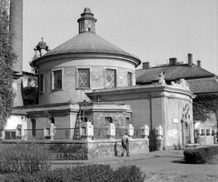 Magyarország, Szolnok, Tisza Szálló és Gyógyfürdő., 1960, Gyöngyi, vendéglátás, kút, sétány, szálloda, neobarokk stílus, Hegedűs Ármin-terv, Fortepan #10937