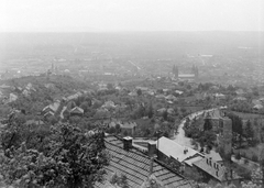 Magyarország, Pécs, látkép. Jobbra a pálos templom harangtornya, távolban a Szent Péter- és Szent Pál-székesegyház., 1950, Gyöngyi, látkép, Fortepan #10943