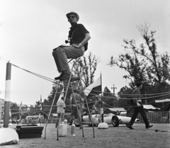 Magyarország, Budapest XIV., Ötvenhatosok tere (Felvonulási tér), szemben a Városliget, balra a Műcsarnok. A felvétel az Autóklub nemzetközi gyorsasági autóversenyén, az első Budapesti Grand Prix-n készült 1963. június 9-én., 1963, Bauer Sándor, autóverseny, létra, fényképezőgép, fotózás, kordon, Budapest, létrán ülés, Fortepan #109470