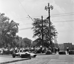 Magyarország, Budapest XIV., Ötvenhatosok tere (Felvonulási tér) az Ajtósi Dürer sor felé nézve, balra a Városliget. A felvétel az Autóklub nemzetközi gyorsasági autóversenyén, az első Budapesti Grand Prix-n készült 1963. június 9-én., 1963, Bauer Sándor, autóverseny, Budapest, Fortepan #109472