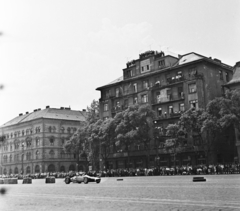 Magyarország, Budapest VII.,Budapest XIV., Ötvenhatosok tere (Felvonulási tér), szemben a Dózsa György út épületei, balra a Damjanich utca torkolata. A felvétel az Autóklub nemzetközi gyorsasági autóversenyén, az első Budapesti Grand Prix-n készült 1963. június 9-én., 1963, Bauer Sándor, utcakép, autóverseny, kockakő, sokaság, versenyautó, Budapest, Fortepan #109474