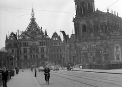 Németország, Drezda, a Szentháromság Katolikus Főtemplom (Hofkirche) és a Drezdai Kastély (Residenzschloss) romjai az Ágost híd felől., 1956, Gyöngyi, kerékpár, templom, háborús kár, zászló, oldalkocsis motorkerékpár, NDK, barokk-stílus, épületkár, katolikus, automobil, Wartburg 311/312, székesegyház, Gaetano Chiaveri-terv, Fortepan #10953