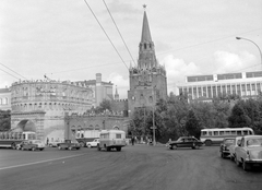 Russia, Moscow, szemben a Kreml Szentháromság-torony, tőle jobbra a Kongresszusi Palota., 1965, Gyöngyi, Soviet Union, bus, commercial vehicle, trolley bus, tower, automobile, modern architecture, Mikhail Posokhin-design, Ashot Mndoyants-design, Yevgeny Stamo-design, Pavel Shteller-design, Aloisio da Milano-design, barbican, Fortepan #10958