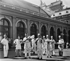 Hungary, Budapest VIII., Baross tér, a Keleti pályaudvar indulási oldala. A MÁV Utasellátó Vállalatának hidegkonyhai szakácsai egy vetélkedő alkalmával., 1962, Bauer Sándor, chef, Budapest, Fortepan #109590