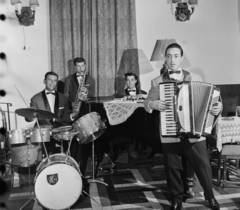 Magyarország, előtérben jobbra Váradi Tibor harmonikaművész., 1959, Bauer Sándor, zenekar, tangóharmonika, Fortepan #109604