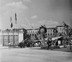 Magyarország, Budapest X., Albertirsai úti vásár területe, Országos Mezőgazdasági Kiállítás és Vásár. Háttérben a Lóversenypálya tribünje., 1959, Bauer Sándor, Budapest, Fortepan #109609