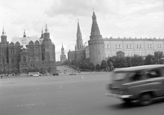 Russia, Moscow, Manézs tér, balra a Történelmi Múzeum, háttérben a Vörös tér, jobbra a Kreml., 1965, Gyöngyi, Soviet Union, museum, Vladimir Osipovich Sherwood-design, Fortepan #10963