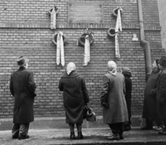 Magyarország, Budapest VII., emléktábla a Wesselényi utca 44. számú épület Kertész utcai oldalán. A volt izraelita polgári iskola a II. világháború alatt a gettó kórházaként működött., 1960, Bauer Sándor, holokauszt, zsidóság, Budapest, koszorú, emléktábla, Fortepan #109632