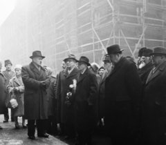 Magyarország, Budapest VII., Kertész utca - Wesselényi utca kereszteződés. A Wesselényi utca 44. számú épület Kertész utcai oldalán lévő emléktábla előtti ünnepség résztvevői., 1960, Bauer Sándor, holokauszt, zsidóság, Budapest, állvány, koszorú, Fortepan #109633