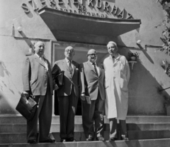 Magyarország, Budapest XIV., Amerikai út 53-55., MAZSIHISZ Szeretetkórház, jobb szélen dr. Weiss István igazgató-főorvos., 1960, Bauer Sándor, gyógyintézmény, zsidóság, Budapest, aktatáska, orvos, Fortepan #109681