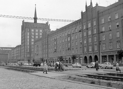 Németország, Rostock, Lange Strasse., 1962, Gyöngyi, Trabant-márka, teherautó, életkép, gyalogátkelő, NDK, kockakő, Wartburg 311/312, sínpálya, Fortepan #10970