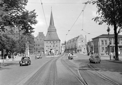 Németország, Rostock, Steintor., 1962, Gyöngyi, kerékpár, forgalom, életkép, jelzőlámpa, utcaseprő, NDK, villamosmegálló, automobil, sínpálya, Wartburg 311 Kombi, Fortepan #10971