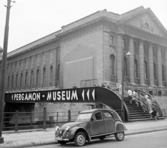 Németország, Berlin, Kelet-Berlin, Múzeum-sziget, Pergamon Múzeum., 1956, Gyöngyi, híd, korlát, francia gyártmány, múzeum, NDK, Citroen-márka, Kelet-Berlin, Citroen 2CV, Alfred Messel-terv, Ludwig Hoffmann-terv, Fortepan #10974