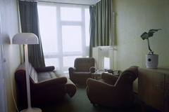 Magyarország, Budapest XII., Eötvös út 40., a Hotel Olimpia egyik szobája., 1974, Bauer Sándor, színes, lámpa, állólámpa, szálloda, fotel, Budapest, Borz Kováts Sándor-terv, asztali lámpa, Fortepan #109791