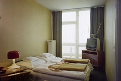 Magyarország, Budapest XII., Eötvös út 40., a Hotel Olimpia egyik szobája., 1974, Bauer Sándor, színes, lámpa, szálloda, televízió, ágynemű, Orion AT 551 Venus, Budapest, Borz Kováts Sándor-terv, asztali lámpa, Fortepan #109792