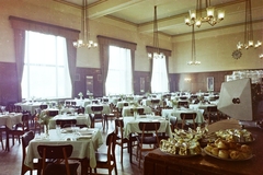 Hungary, Győr, vasútállomás, étterem., 1975, Bauer Sándor, colorful, wall clock, restaurant, chandelier, place, train station, chair, tablecloth, coffee maker, train station, Fortepan #109841