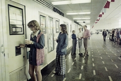 Hungary, Szolnok, vasútállomás., 1975, Bauer Sándor, colorful, food-dispensing machine, Fortepan #109858