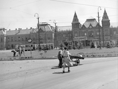 Magyarország, Miskolc, Tiszai pályaudvar., 1960, Gyöngyi, vasút, lámpaoszlop, pályaudvar, kézikocsi, jelzőtábla, villamosmegálló, kordé, eklektikus építészet, Pfaff Ferenc-terv, villamos, Fortepan #10986