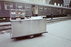 Magyarország, Budapest VIII., Keleti pályaudvar, az Utasellátó mozgó elárusító helye., 1971, Bauer Sándor, színes, pályaudvar, vasútállomás, utasellátó, Budapest, Coca-Cola, mozgóárus, Pepsi-márka, Fortepan #109885