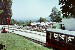 Magyarország, Budapest II., Gyermekvasút (Úttörővasút), Szépjuhászné (Ságvári liget) állomás., 1971, Bauer Sándor, színes, napernyő, terasz, Gyermekvasút, Budapest, Fortepan #109889