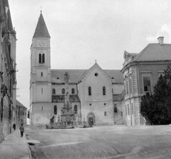 Hungary, Veszprém, Szentháromság tér., 1965, Gyöngyi, church, church clock, Holy Trinity Statue, Fortepan #10989